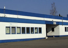 Vermietung Büro vor Halle 6 im Gewerbepark Bliesen